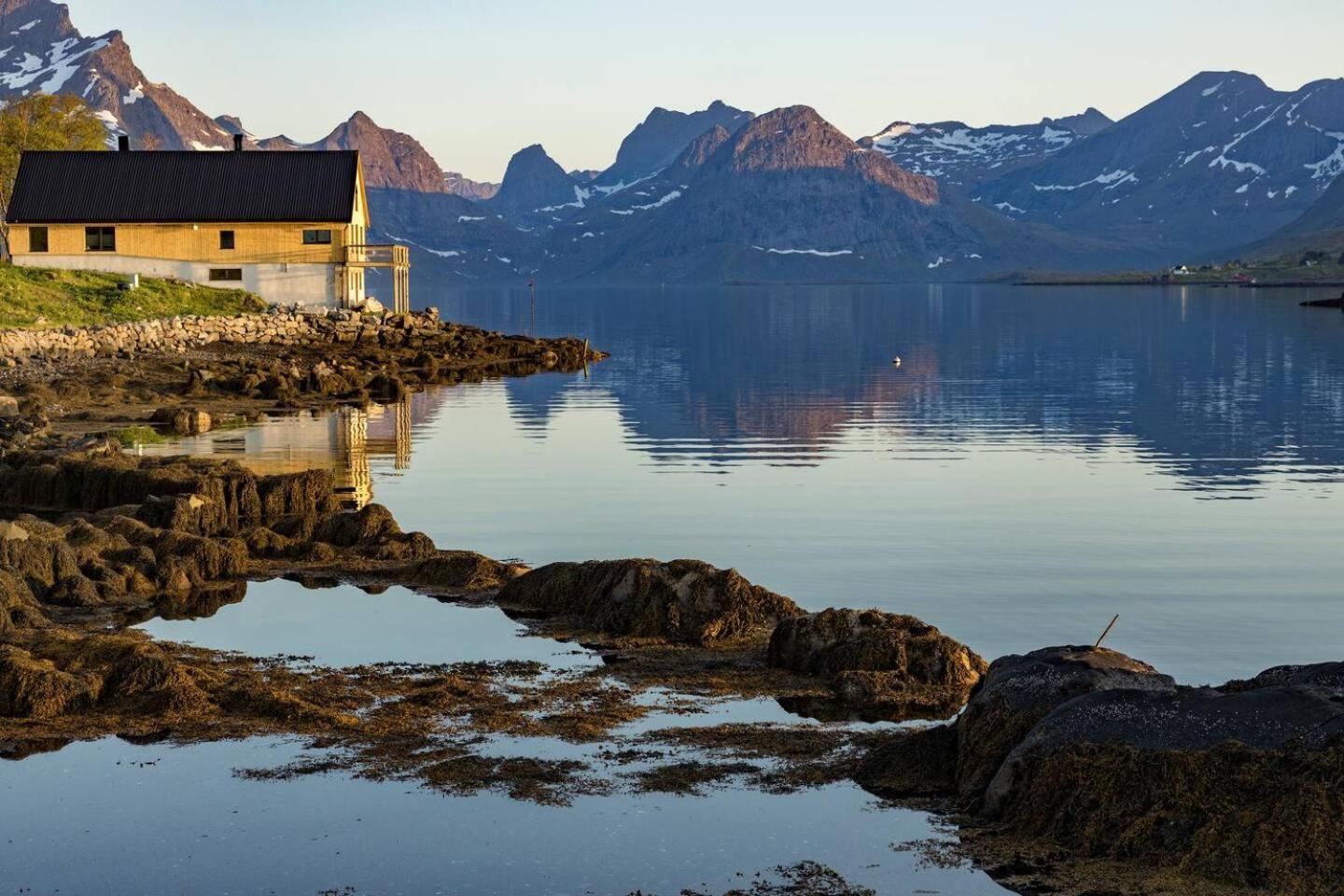 Minkfarmen, Spacious Seaside Cabin With Scenic View Ramberg Eksteriør bilde